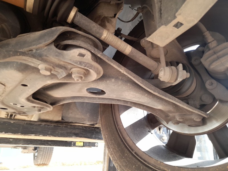 Recambio de brazo suspension inferior delantero izquierdo para citroën c3 iii (sx) 1.2 vti 82 referencia OEM IAM 1673629480  