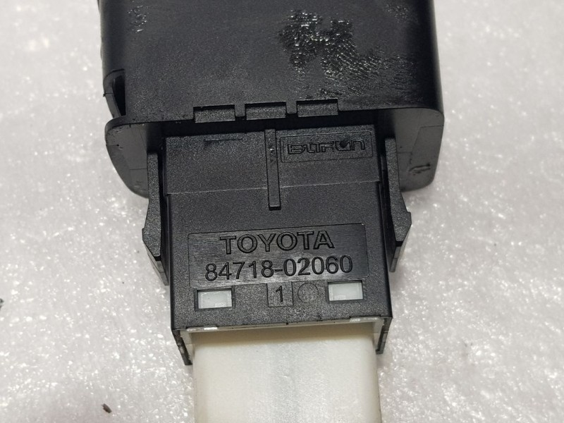 Recambio de boton freno mano electrico para toyota auris hybrid active referencia OEM IAM 8471802060  