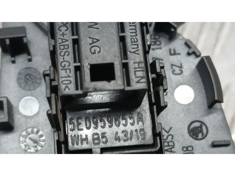 Recambio de mando elevalunas delantero derecho para skoda octavia iii combi (5e5, 5e6) 1.5 tsi g-tec referencia OEM IAM 5E095985