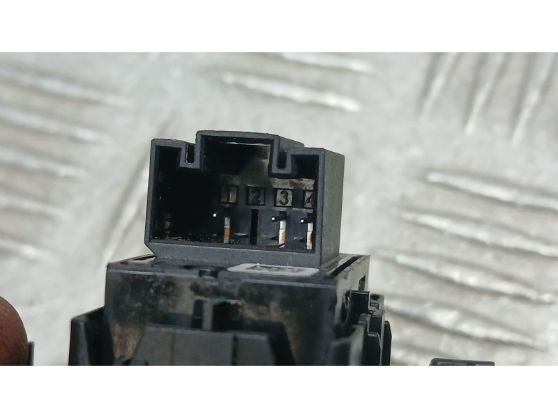 Recambio de mando elevalunas trasero izquierdo para skoda octavia iii combi (5e5, 5e6) 1.5 tsi g-tec referencia OEM IAM 5E086718