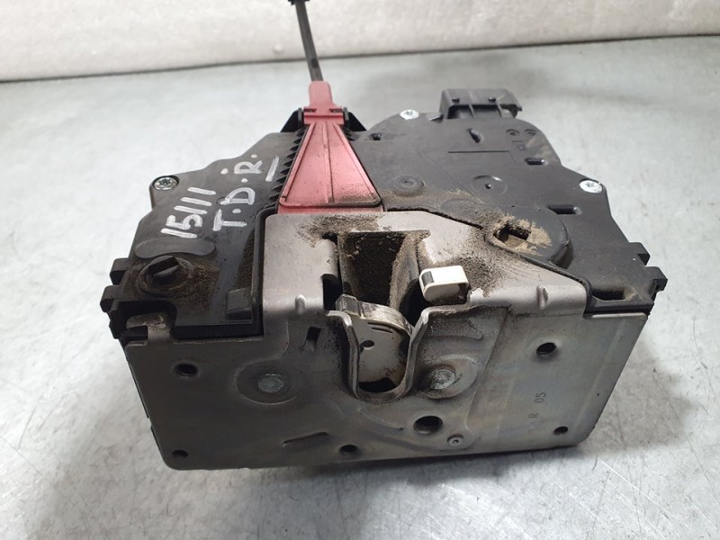 Recambio de cerradura puerta trasera derecha para opel corsa e selective referencia OEM IAM 13431845 C29356101 6 PINES