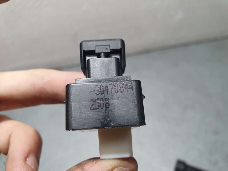 Recambio de mando elevalunas trasero izquierdo para fiat 500 x (334) city cross referencia OEM IAM 735603927 30170844 