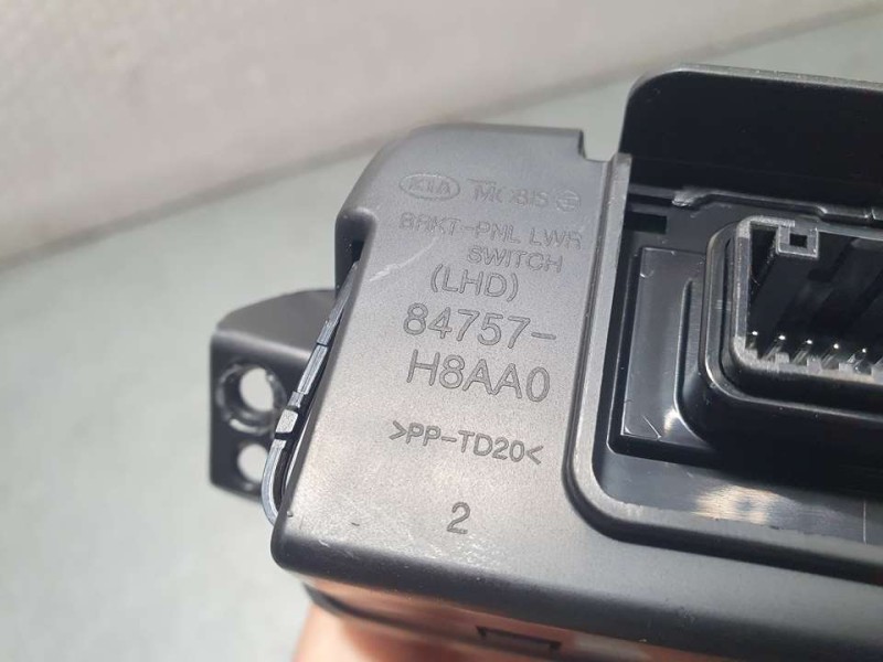 Recambio de mando multifuncion para kia stonic (ybcuv) concept referencia OEM IAM 84757H8AA0  