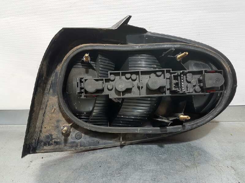 Recambio de piloto trasero izquierdo para renault megane i coupe fase 2 (da..) 1.9 dci sportway referencia OEM IAM 7700428056  V