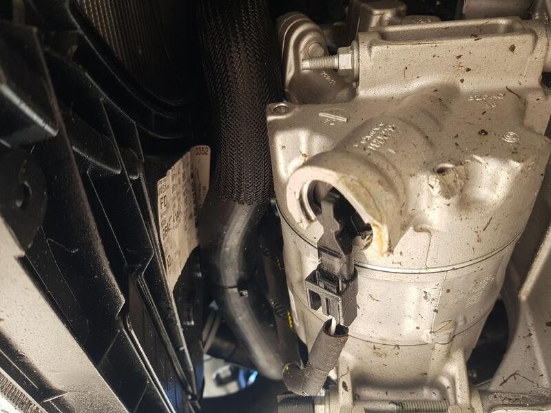 Recambio de compresor aire acondicionado para ford focus iv turnier (hp) 1.0 ecoboost mhev referencia OEM IAM 2469393 TOCADO 