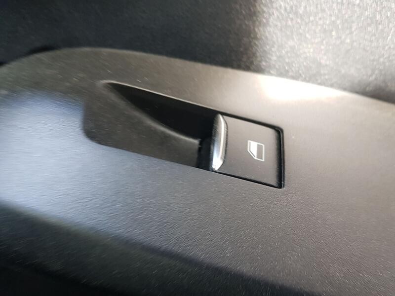 Recambio de mando elevalunas trasero derecho para ford focus iv turnier (hp) 1.0 ecoboost mhev referencia OEM IAM 2490173  