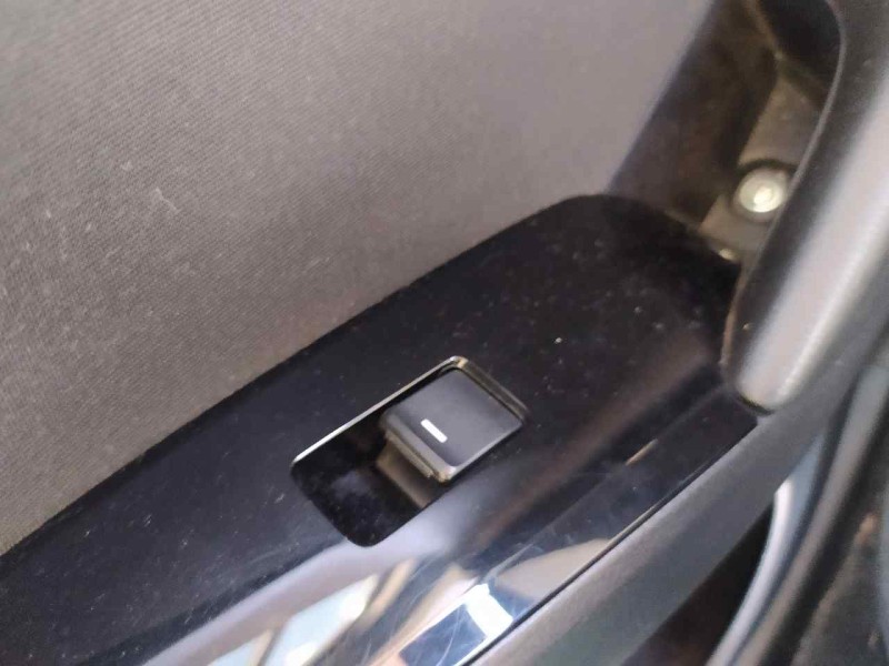 Recambio de mando elevalunas trasero derecho para mazda 3 lim. () black tech edition referencia OEM IAM KD3566370  