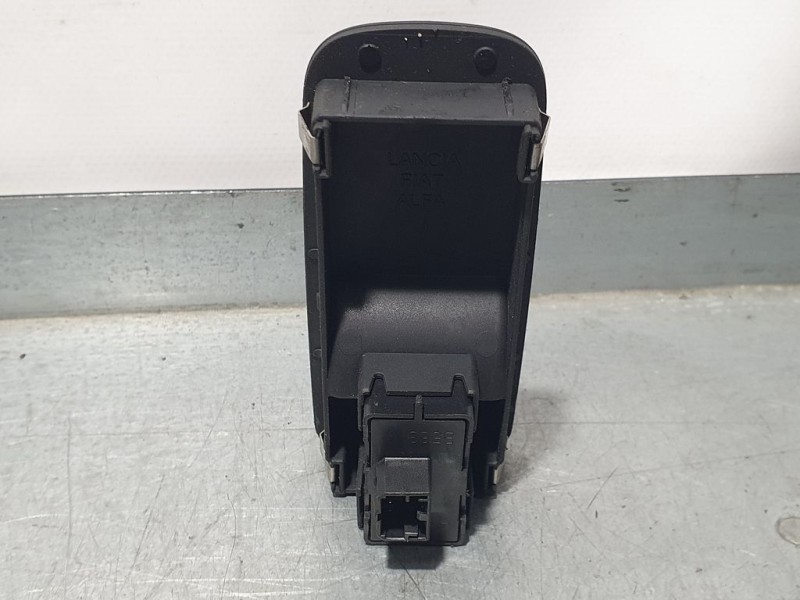 Recambio de mando elevalunas delantero derecho para alfa romeo mito (145) distinctive referencia OEM IAM 156085172  