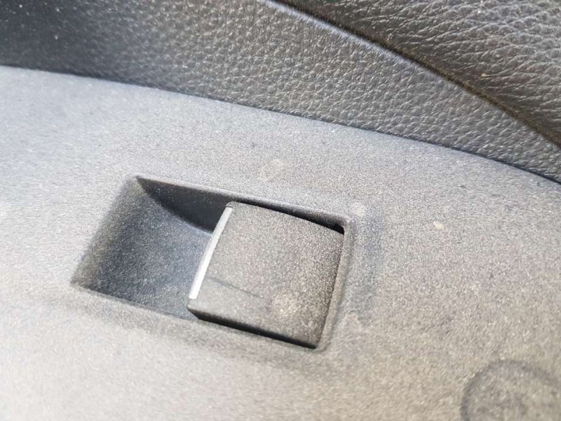 Recambio de mando elevalunas trasero derecho para toyota rav4 hybrid 4x2 advance referencia OEM IAM 8481012100  