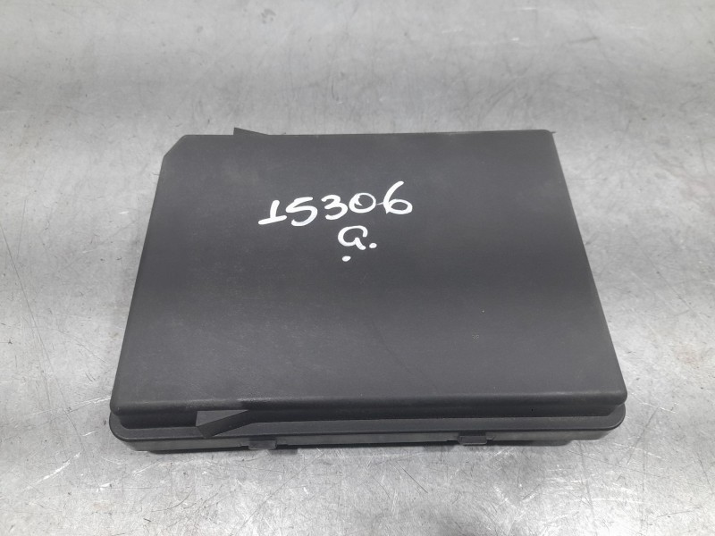 Recambio de caja reles / fusibles para dacia sandero confort referencia OEM IAM 284b76520R  