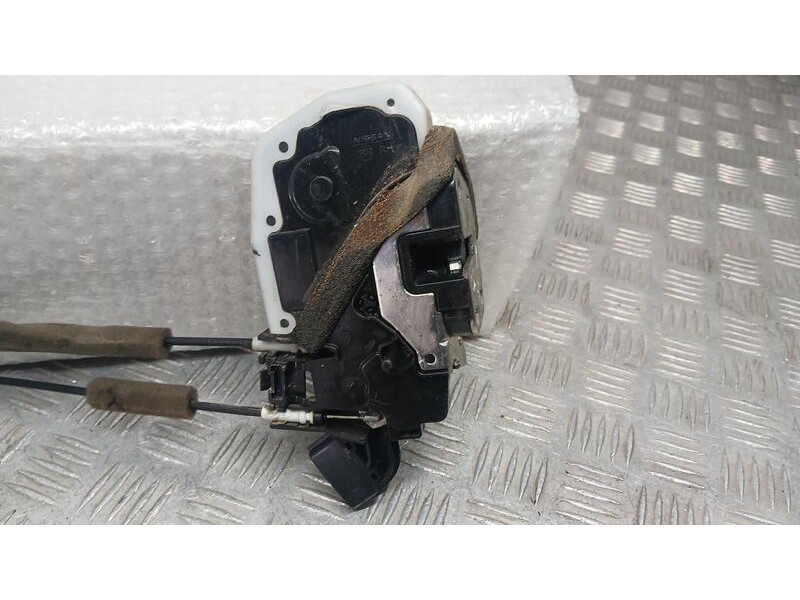 Recambio de cerradura puerta trasera derecha para nissan x-trail (t32) tekna referencia OEM IAM 825004CA0A F1814510 A3NS0XJ