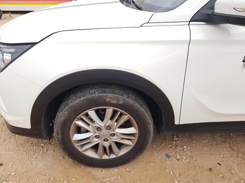 Recambio de aleta delantera izquierda para ssangyong korando (c300) 1.5 referencia OEM IAM 5181137000  