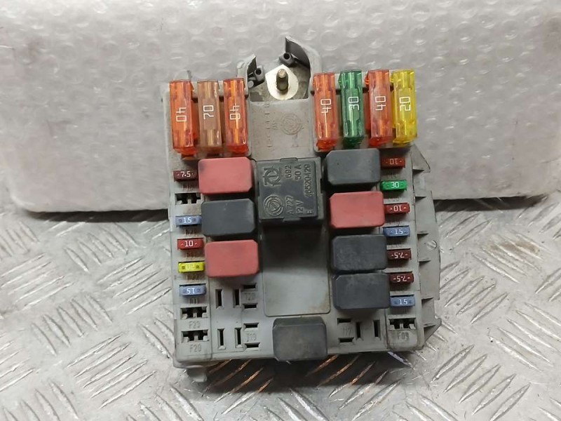 Recambio de caja reles / fusibles para fiat doblo cargo (223) 1.9 jtd sx furg. panorama referencia OEM IAM 51763772  