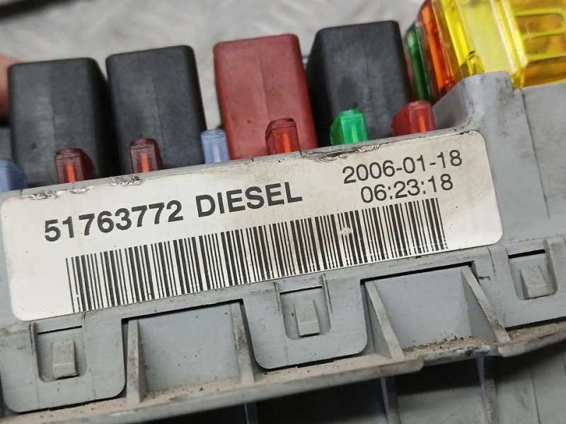 Recambio de caja reles / fusibles para fiat doblo cargo (223) 1.9 jtd sx furg. panorama referencia OEM IAM 51763772  