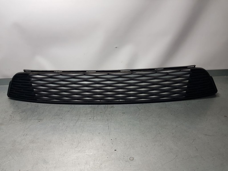 Recambio de rejilla delantera para seat toledo (kg3) reference referencia OEM IAM 6JA853677  INFERIOR PARAGOLPES PATA ROTA