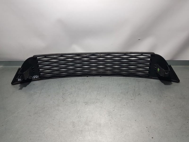Recambio de rejilla delantera para seat toledo (kg3) reference referencia OEM IAM 6JA853677  INFERIOR PARAGOLPES PATA ROTA