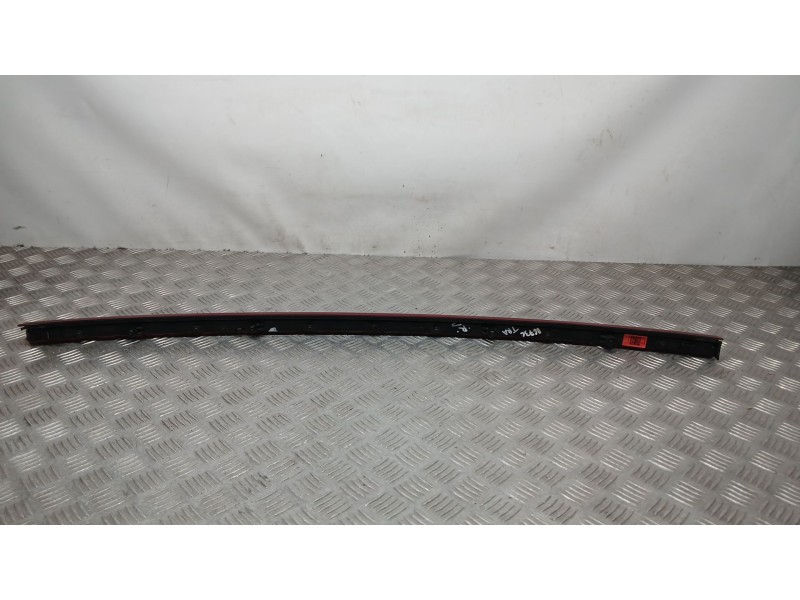 Recambio de piloto trasero central para hyundai bayon (bc3) 1.2 mpi referencia OEM IAM 92409Q0600 PATAS TOCADAS 