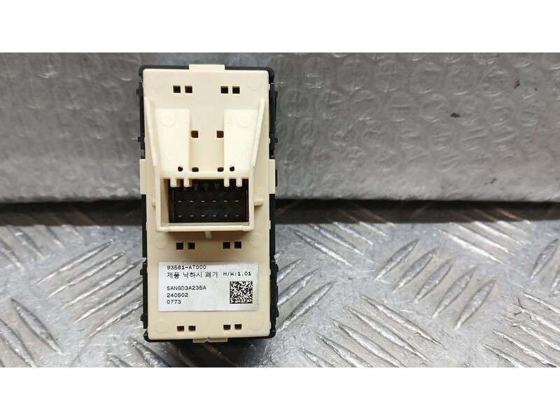 Recambio de mando elevalunas trasero derecho para kia niro hybrid concept referencia OEM IAM 93581AT000  