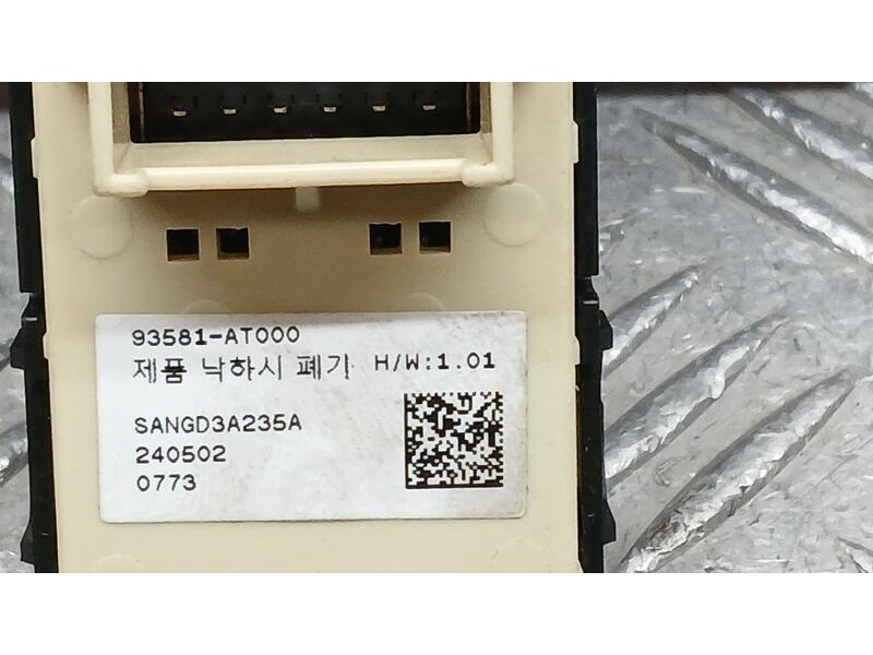 Recambio de mando elevalunas trasero derecho para kia niro hybrid concept referencia OEM IAM 93581AT000  