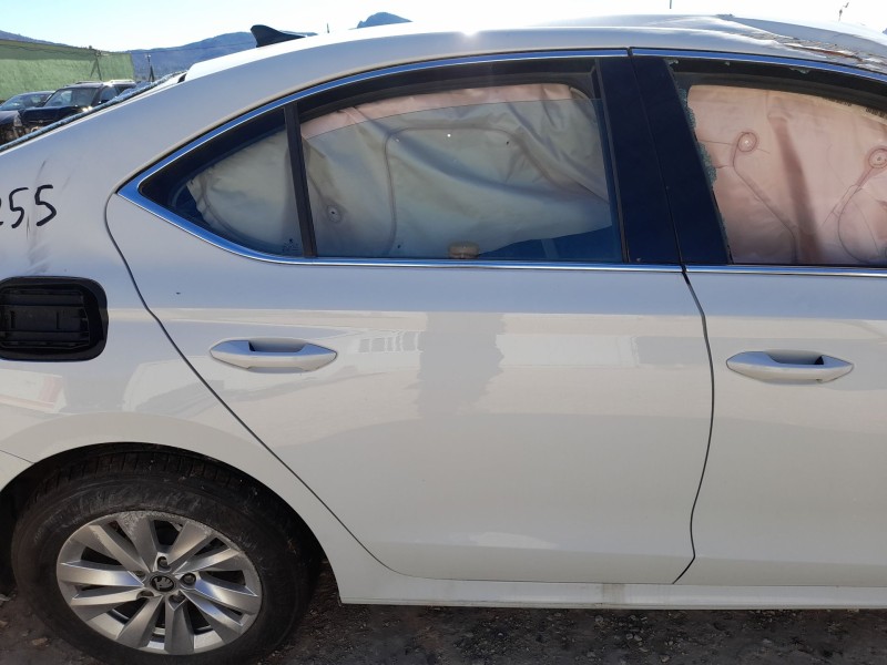 Recambio de puerta trasera derecha para skoda octavia iv (nx3, nn3, pv3) 1.5 tsi referencia OEM IAM 5E6833052B  