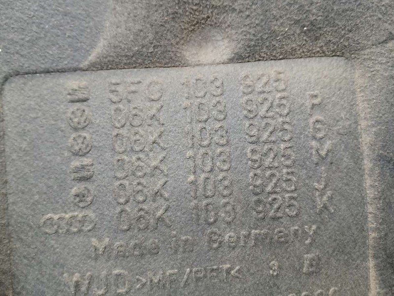 Recambio de tapa motor para audi a3 sportback (8va) ambiente referencia OEM IAM 06K103925P  