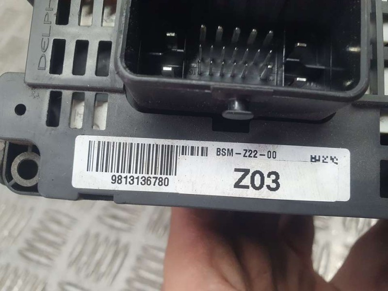 Recambio de caja reles / fusibles para peugeot 3008 gt line referencia OEM IAM 9813136780  