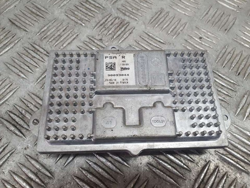 Recambio de centralita faros xenon para peugeot 3008 gt line referencia OEM IAM 90093044 VALEO D.D