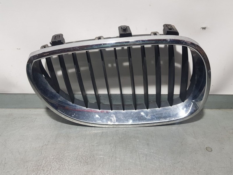 Recambio de rejilla delantera para bmw serie 5 berlina (e60) 520d referencia OEM IAM 51137027062  DER.