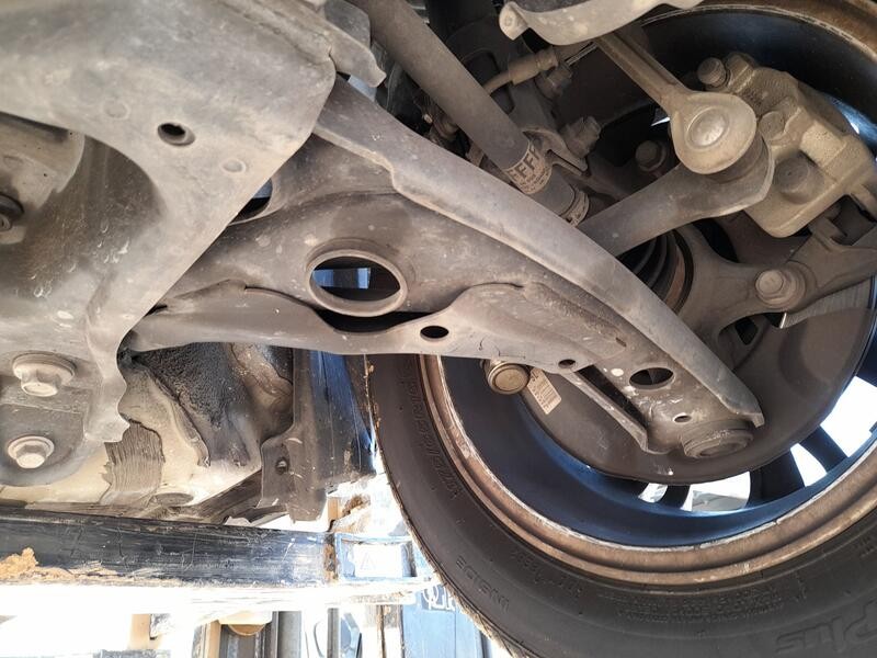 Recambio de brazo suspension inferior delantero izquierdo para toyota yaris (_p13_) 1.5 (nsp131_) referencia OEM IAM 4806909140 