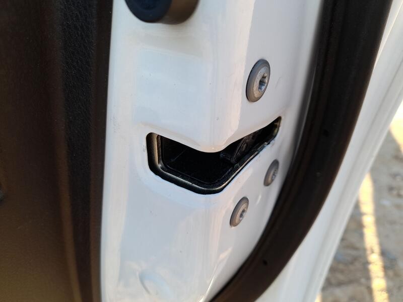 Recambio de cerradura puerta delantera derecha para toyota yaris (_p13_) 1.5 (nsp131_) referencia OEM IAM 690300D550  