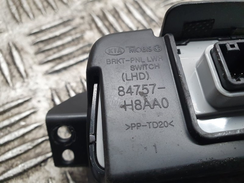 Recambio de mando multifuncion para kia stonic (ybcuv) 1.0 tgdi cat referencia OEM IAM 84757H8AA0  