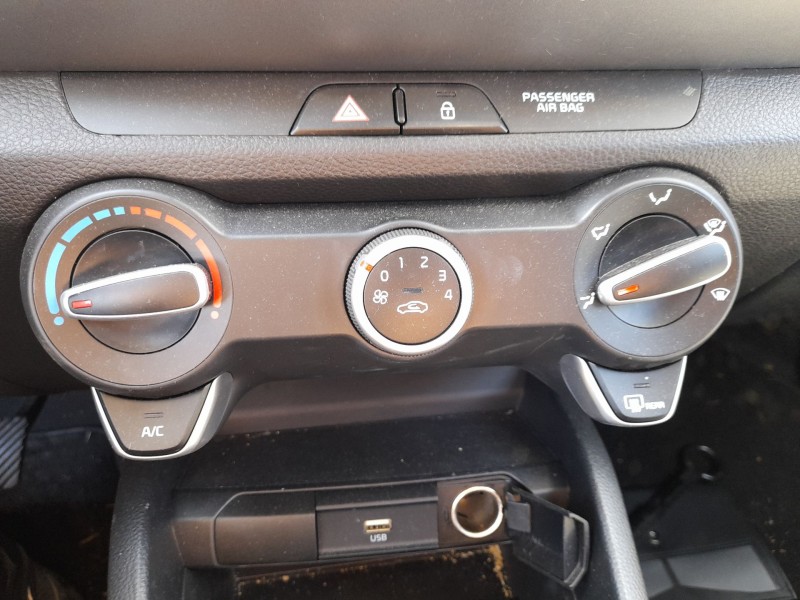 Recambio de mando calefaccion / aire acondicionado para kia stonic (yb) 1.0 t-gdi eco-dynamics+ referencia OEM IAM 97250H8120LEF