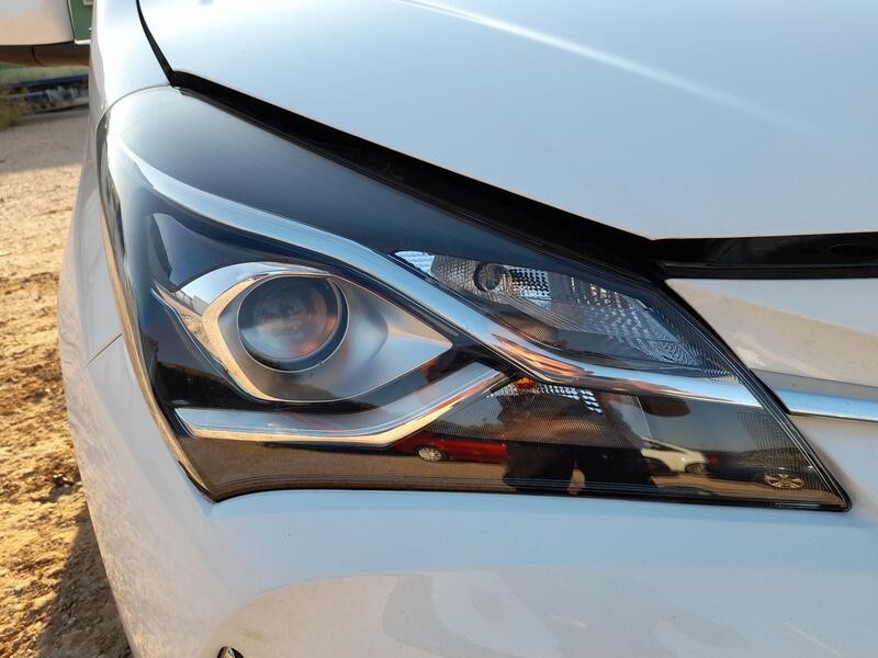 Recambio de faro derecho para toyota yaris (_p13_) 1.5 (nsp131_) referencia OEM IAM 811300DA30 XENON 