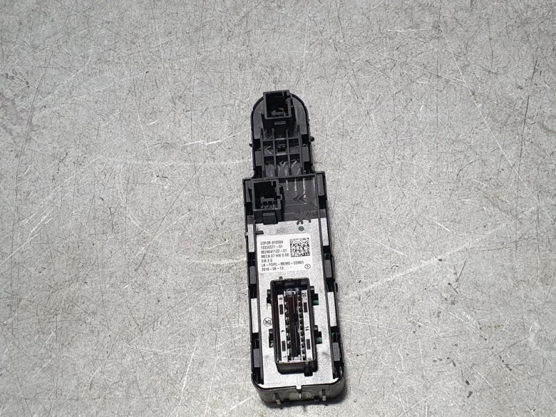 Recambio de mando elevalunas delantero izquierdo para peugeot 5008 gt line 1.5 hdi 130 cv referencia OEM IAM 98248411ZD 10336571