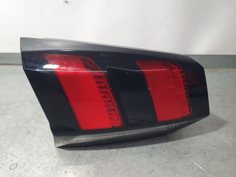 Recambio de piloto trasero izquierdo para peugeot 5008 gt line 1.5 hdi 130 cv referencia OEM IAM 9811027880  INTERIOR