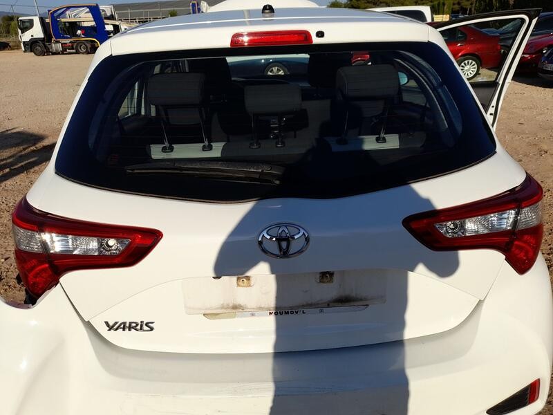 Recambio de porton trasero para toyota yaris (_p13_) 1.5 (nsp131_) referencia OEM IAM 670050D111  