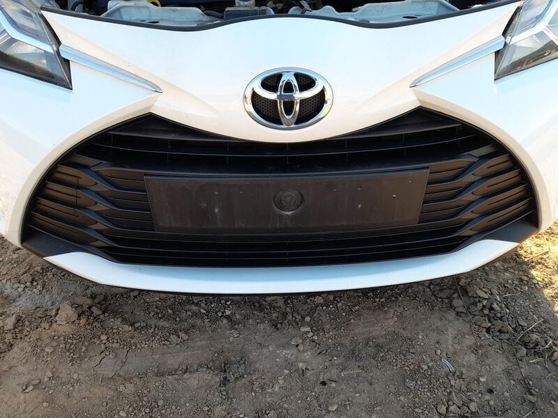 Recambio de rejilla delantera para toyota yaris (_p13_) 1.5 (nsp131_) referencia OEM IAM 531020D030  