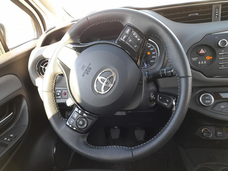 Recambio de volante para toyota yaris (_p13_) 1.5 (nsp131_) referencia OEM IAM 451020D300C9  