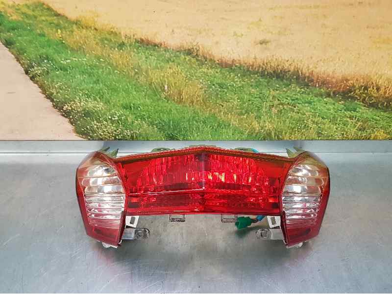 Recambio de piloto trasero central para kymco super drink referencia OEM IAM   