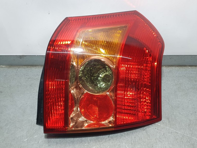 Recambio de piloto trasero derecho para toyota corolla (e12) 1.4 d-4d luna compact referencia OEM IAM 8155102300  