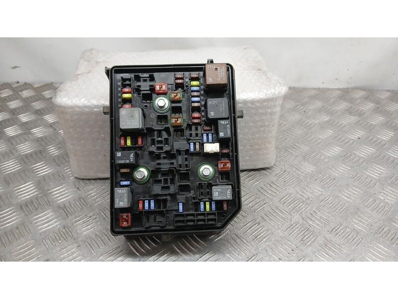 Recambio de caja reles / fusibles para opel astra k (b16) 1.4 turbo (68) referencia OEM IAM 39040851  812461952