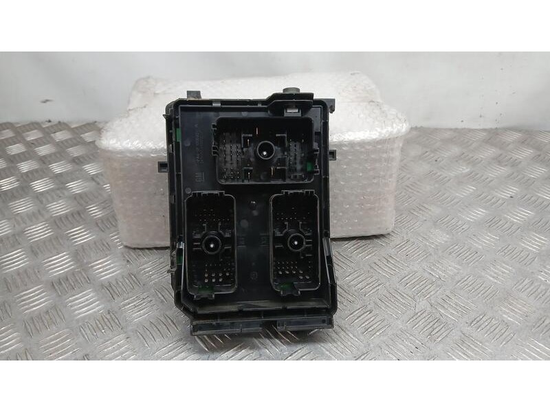 Recambio de caja reles / fusibles para opel astra k (b16) 1.4 turbo (68) referencia OEM IAM 39040851  812461952