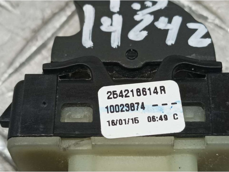 Recambio de mando elevalunas trasero derecho para renault captur zen referencia OEM IAM 254218614R  