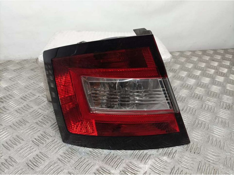 Recambio de piloto trasero izquierdo para skoda fabia 1.0 mpi referencia OEM IAM 6V6945095  