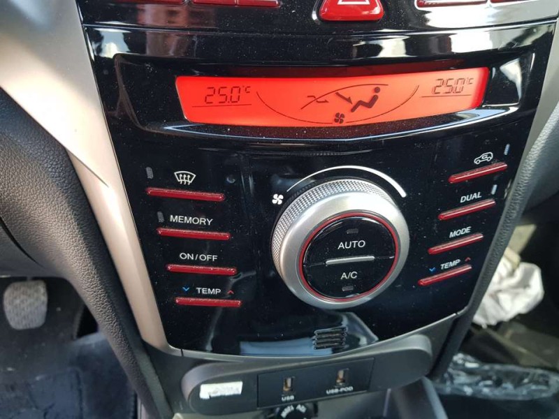 Recambio de mando climatizador para ssangyong tivoli line 4x2 referencia OEM IAM 6872035000  