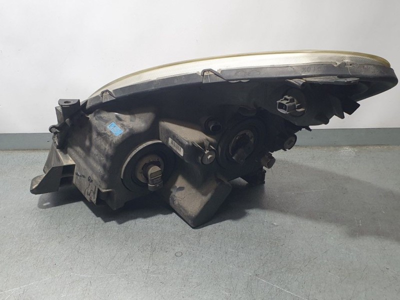 Recambio de faro derecho para toyota corolla verso (r1) 2.2 d-4d luna referencia OEM IAM   PARA PULIR