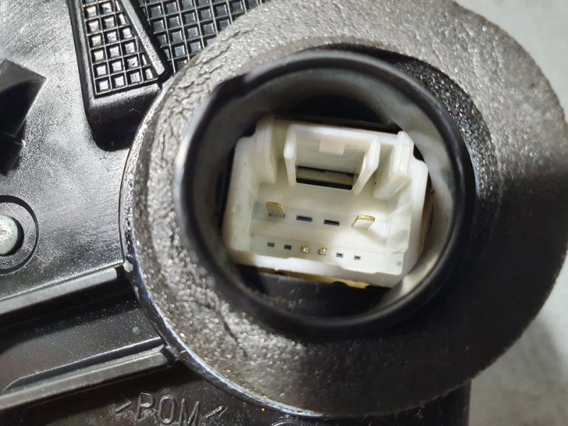 Recambio de cerradura puerta delantera derecha para toyota auris active referencia OEM IAM SIN REF  