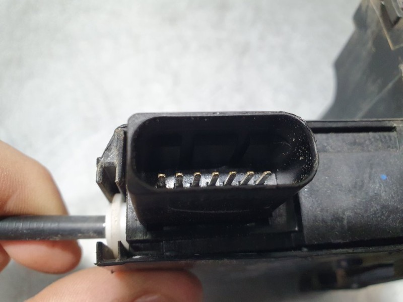 Recambio de cerradura puerta trasera izquierda para citroën c4 space tourer blue hdi 130 referencia OEM IAM 9826136980  7 PINES