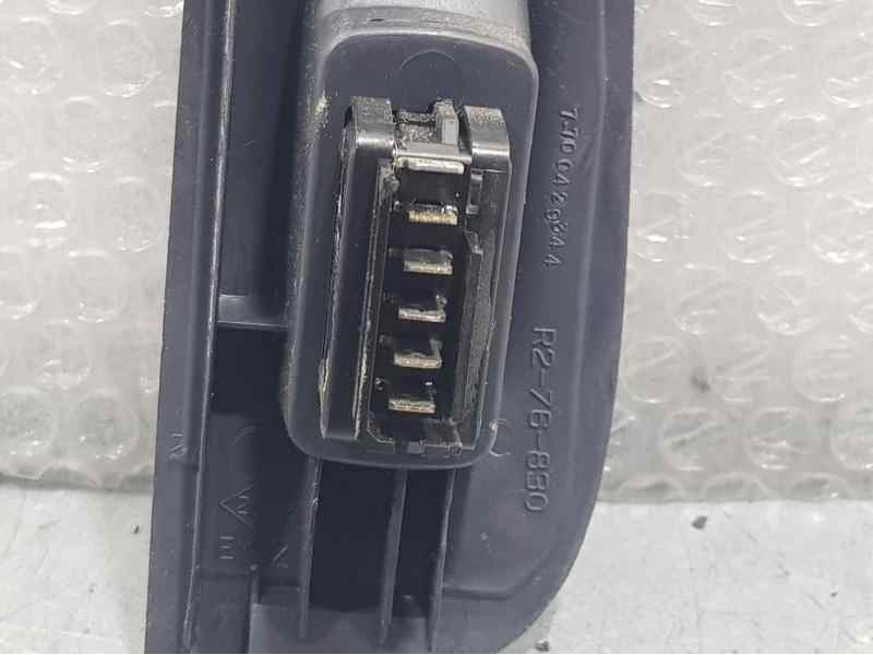 Recambio de mando elevalunas delantero derecho para renault megane i fase 2 berlina (ba0) 1.9 dti century referencia OEM IAM 820