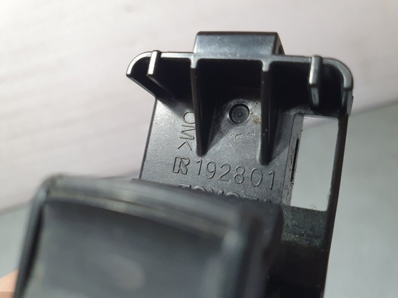 Recambio de mando elevalunas trasero derecho para toyota auris active referencia OEM IAM SIN REF  